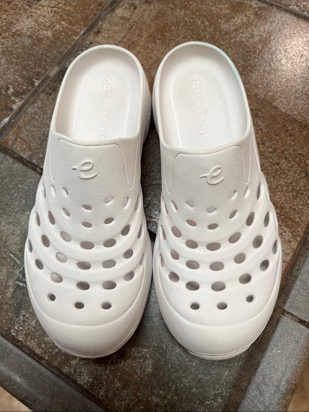 Easy Spirit Lightweight Travel Clogs in White, excellent condition, size 8